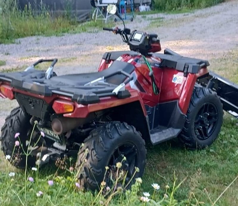 Röd fyrhjuling Polaris Sportsman 570 EPS stulen i Ljusne söder om Söderhamn