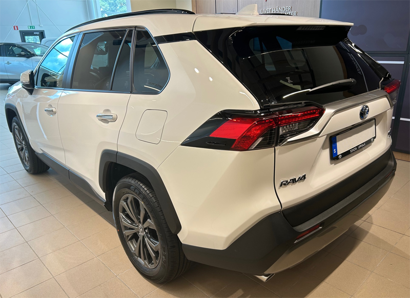 Vit Toyota RAV4 Hybrid AWD Executive stulen i Handen söder om Stockholm