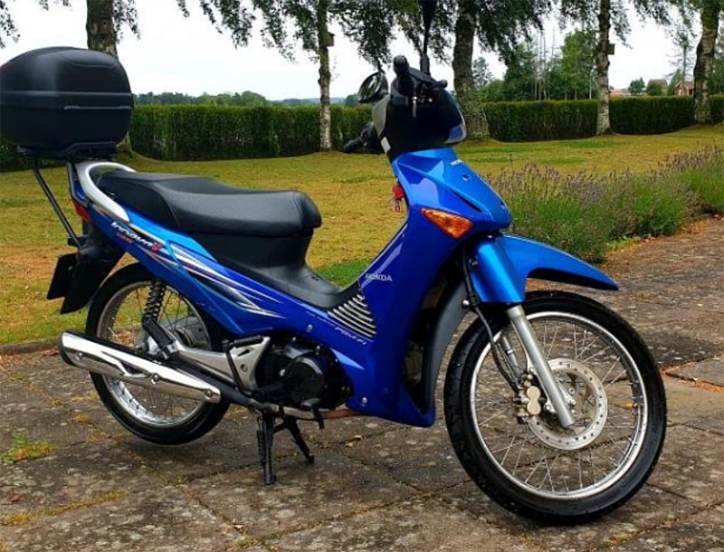 Blå Honda ANF125 stulen vid Prästsjön i Örkelljunga