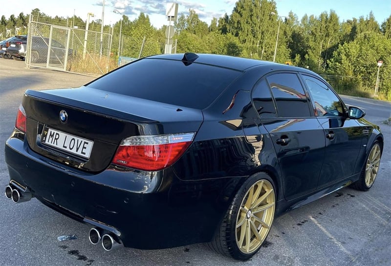 Svart BMW M5 E60 stulen i Trångsund söder om Stockholm