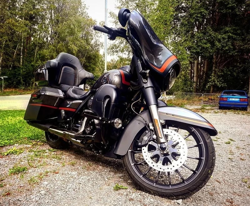 Svart Harley Davidson CVO Street Glide stulen i Stora Vika nordväst om Nynäshamn