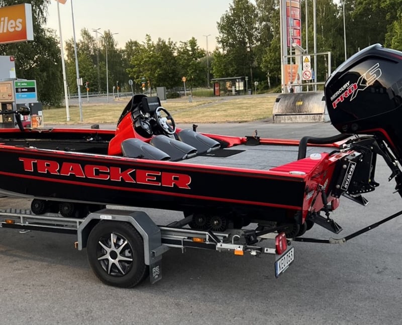 Tracker Pro Team 190 TX med 115 Hk Mercury stulen på trailer i Tävelsås, strax söder om Växjö 