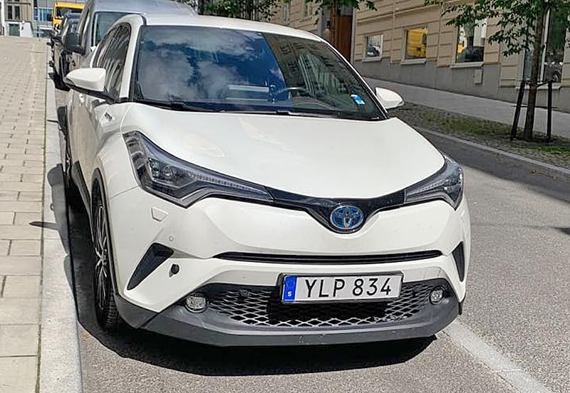 Vit Toyota C-HR stulen i Älvsjö, Stockholm