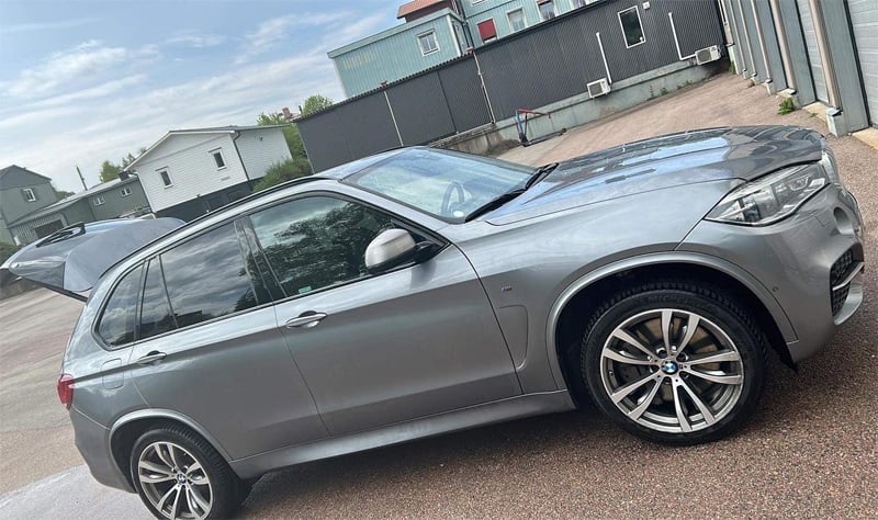 Grå metallic BMW X5 Xdrive M50D stulen söder om Boxholm