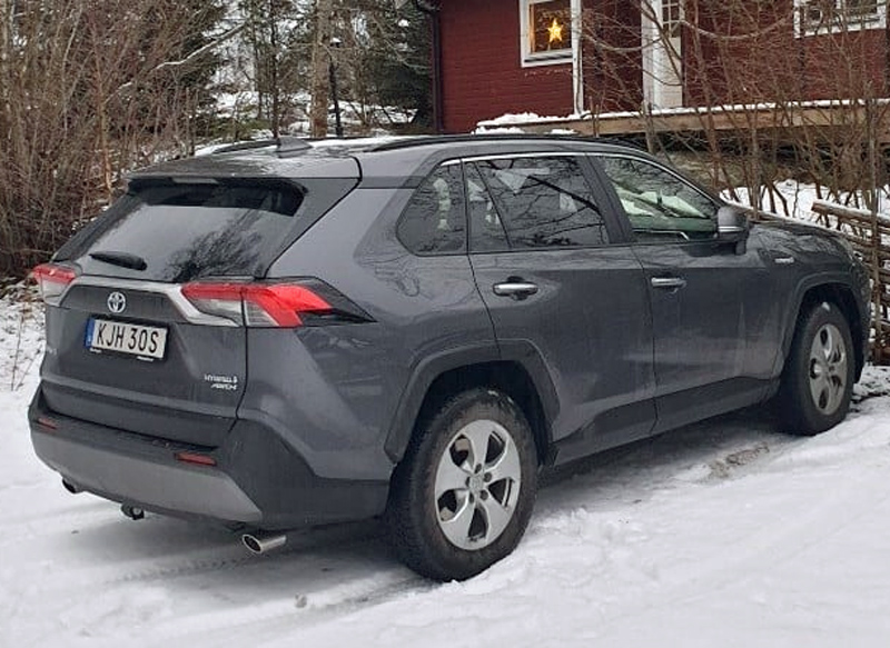 Grå metallic Toyota RAV4 Hybrid AWD stulen i Hägersten, Stockholm