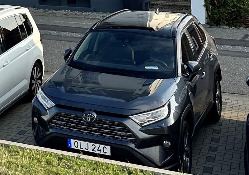 Mörkgrå metallic Toyota RAV4 Hybrid AWD stulen i Hässelby, Stockholm