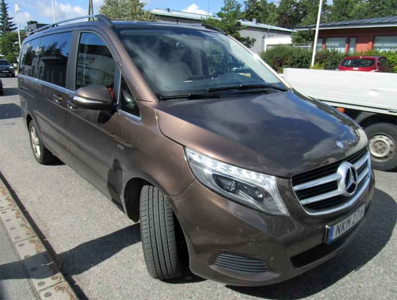 Brun metallic Mercedes Benz V-Klasse stulen i centrala Stockholm
