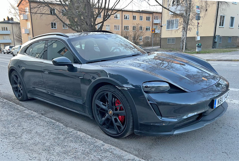 Mörkgrå Porsche Taycan 4S Cross Turismo stulen på Östermalm i Stockholm