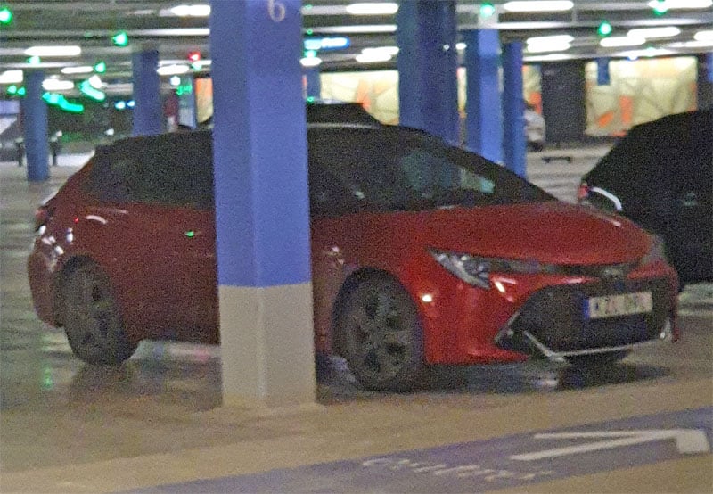 Röd med svart tak Toyota Corolla Touring Sports Hybrid stulen i Sundbyberg