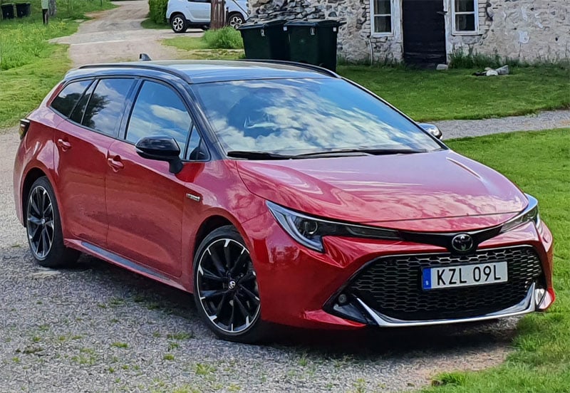 Röd med svart tak Toyota Corolla Touring Sports Hybrid stulen i Sundbyberg