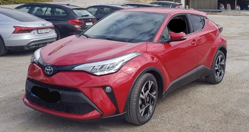 Röd Toyota C-HR stulen i Åkersberga