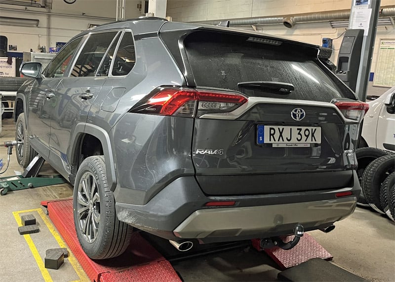 Mörkgrå Toyota RAV4 Hybrid AWD stulen på Lilla Essingen i Stockholm