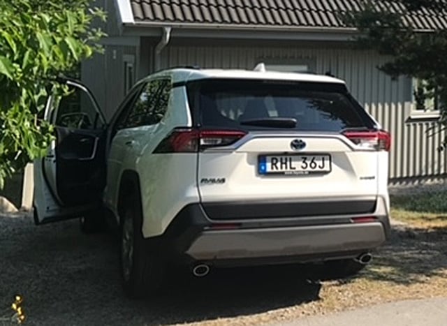 Vit Toyota RAV4 Hybrid stulen i Skälby Järfälla nordväst om Stockholm