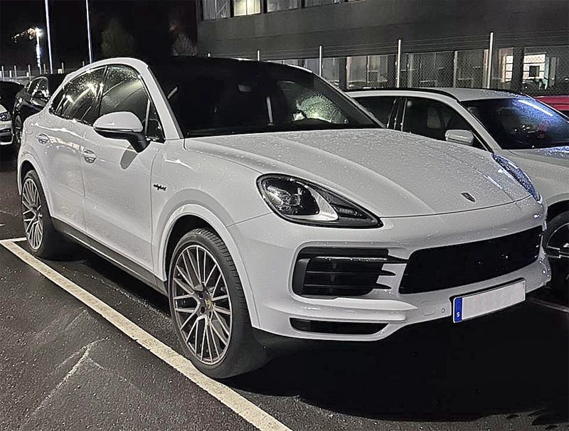 Vit Porsche Cayenne Coupé E-Hybrid stulen i Solna utanför Stockholm