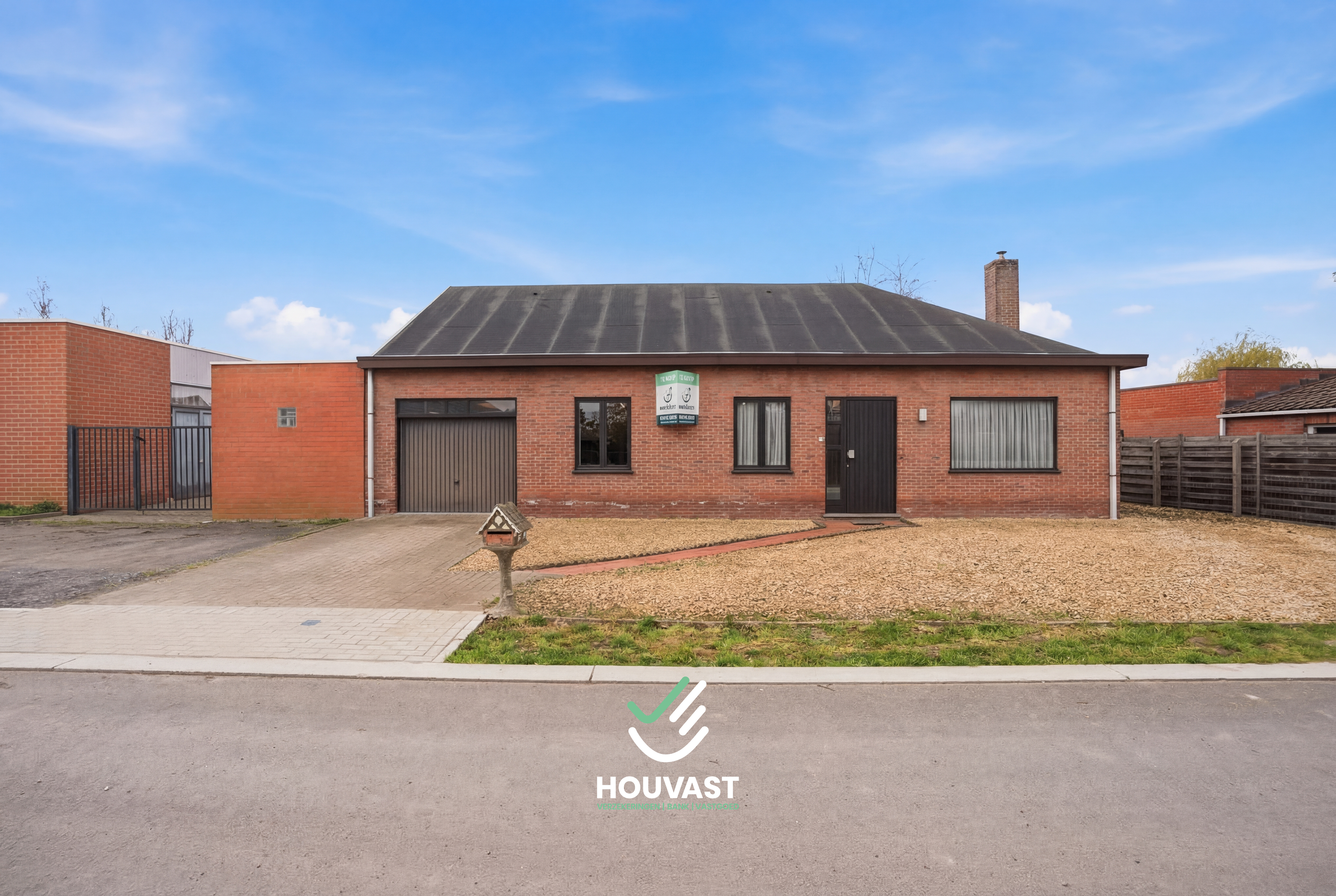 Te koop - Bungalow met 3 slaapkamers en veel potentieel in het charmante Woesten