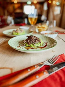 Reindeer with guacamole - Underhuset by Cazuelas.