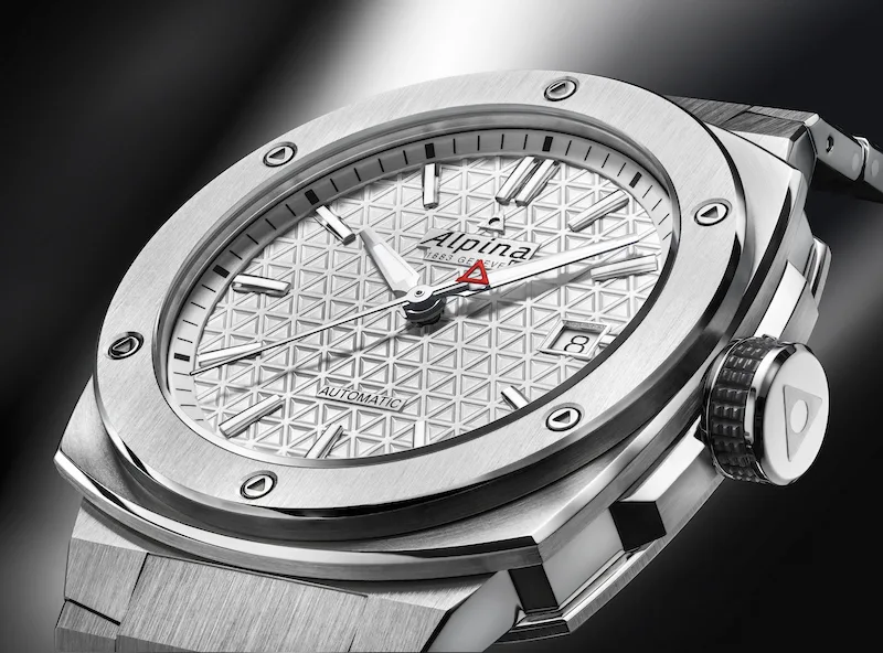 Detail of dial and bezel of the new Alpiner Extreme Automatic Titanium