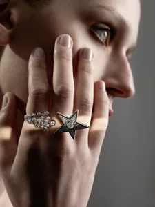 Right: Five Stars rings in white gold and diamonds.