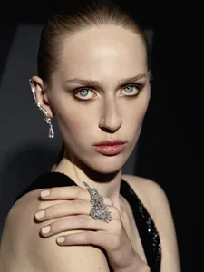 Full Swing earrings and ring, both in white gold and diamonds; the two pendants are interchangeable, maintaining the asymmetric effect.