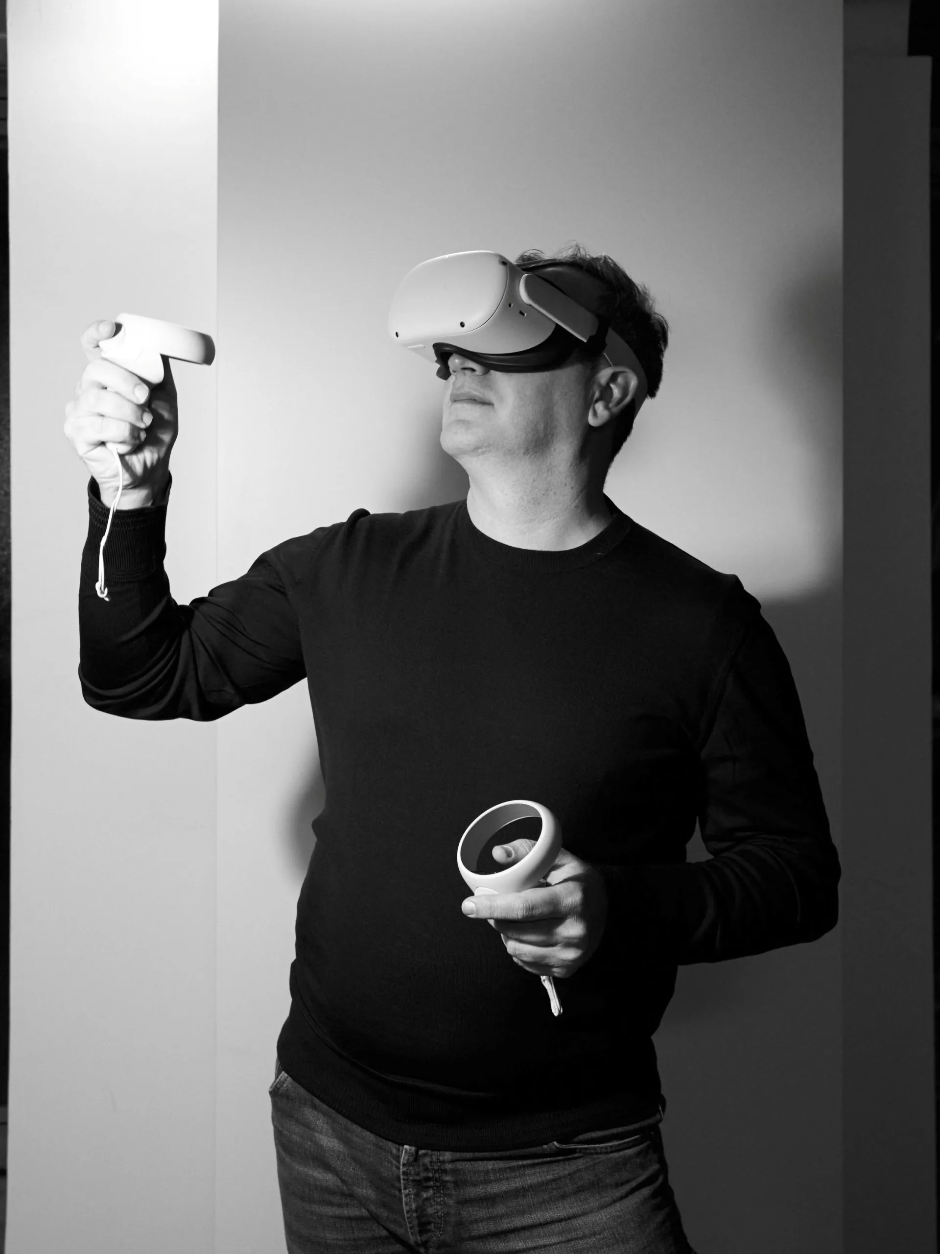 Alfonso de Gaetano wearing the Crurated VR headset