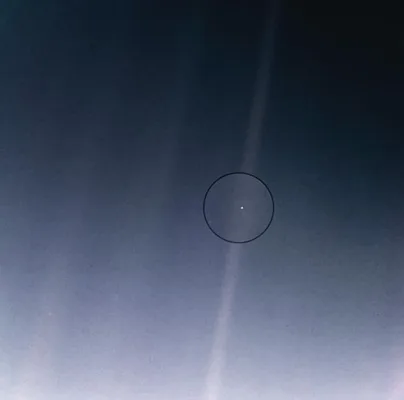 “Pale Blue Dot”, the iconic picture by Voyager 1 showing Earth as a bright speck within the sunbeam. © NASA JPL-Caltech;