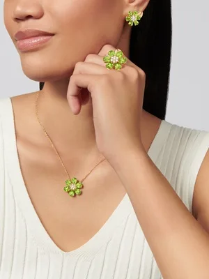 Intricate floral earrings from the Fleurs d’Hawaï collection: vibrant peridots set in yellow gold;
