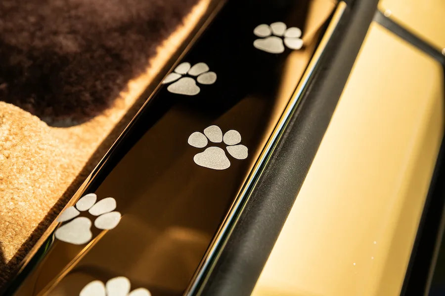 Detail Bailey's paw in Rolls-Royce Spectre Bailey