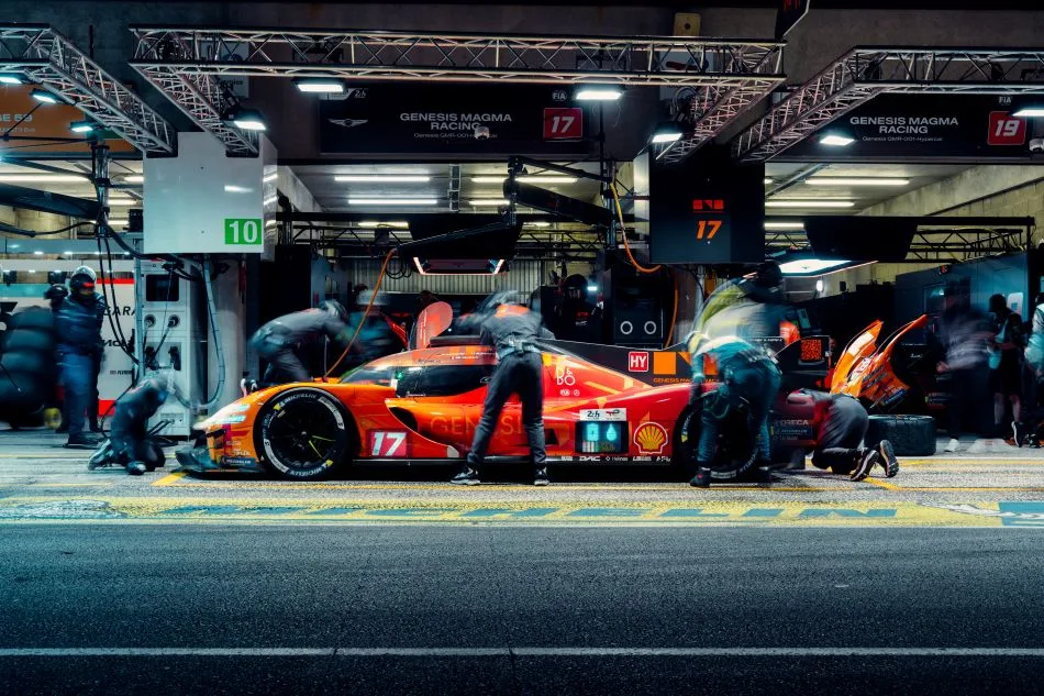The pit crew work swiftly to get Genesis Magma Racing lead car No 17 back out on the track. @ Samuel Bassett @opticalwander.
