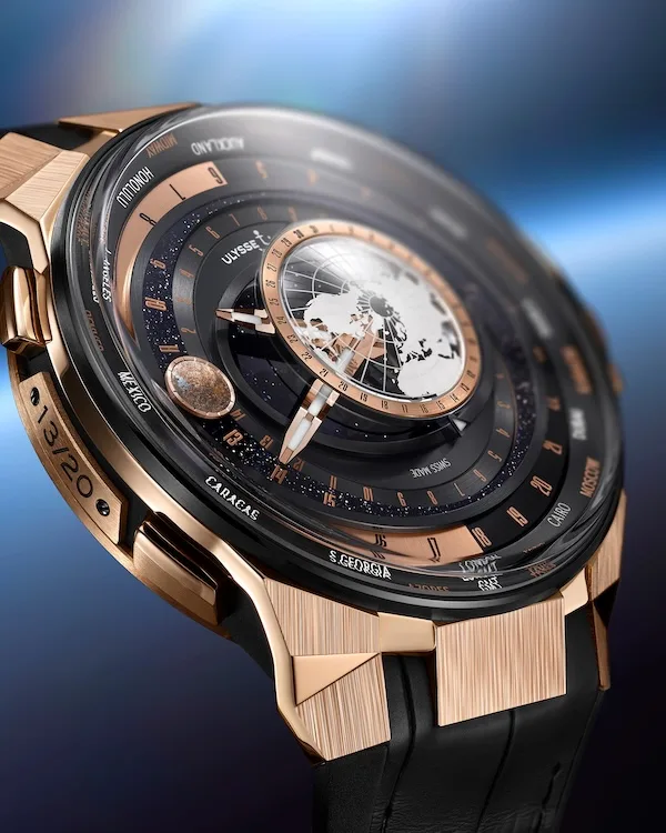 The geocentric display of the Ulysse Nardin Blast Moonstruck brings together world time, moonphase, tidal coefficients and the positions of the Sun and Moon.