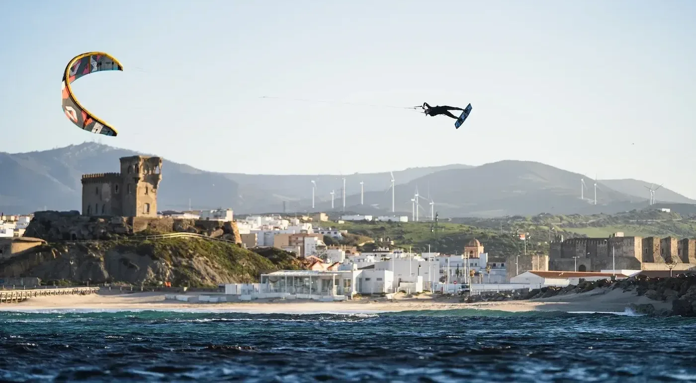 Liam Whaley kitesurfing