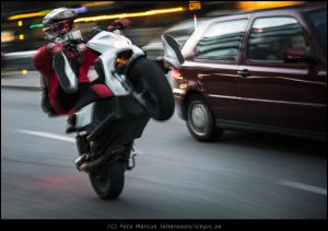 Moppe på bakhjulet Street photography