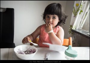 Angeli äter lök inför middagen som blir Tacos