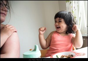 Med nyvunnen energi efter maten spexar hon med sin skygga lilla Mamma