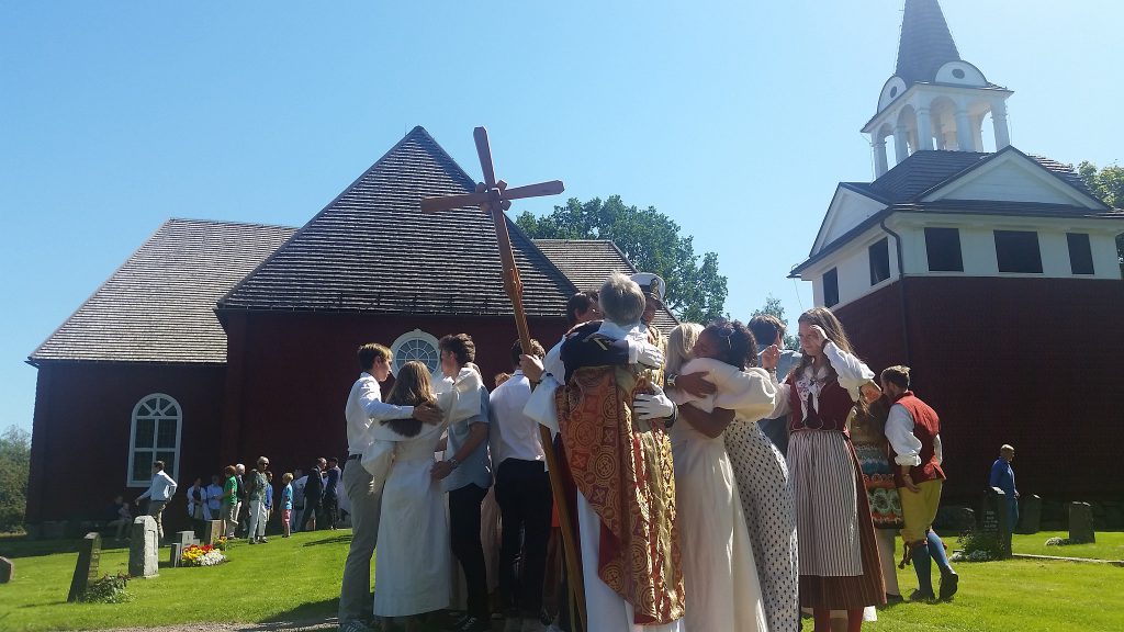 Kramar utanför Sundborns kyrka.