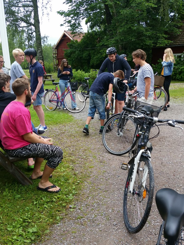 Konfirmanderna samlas inför cykelturen till Falun