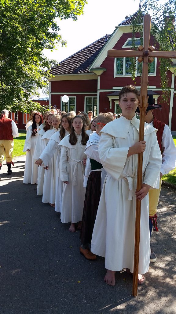 Uppställda för procession.