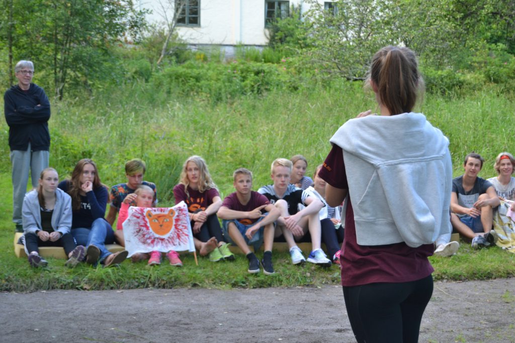 Anna ger instruktioner inför volleybollturneringen.