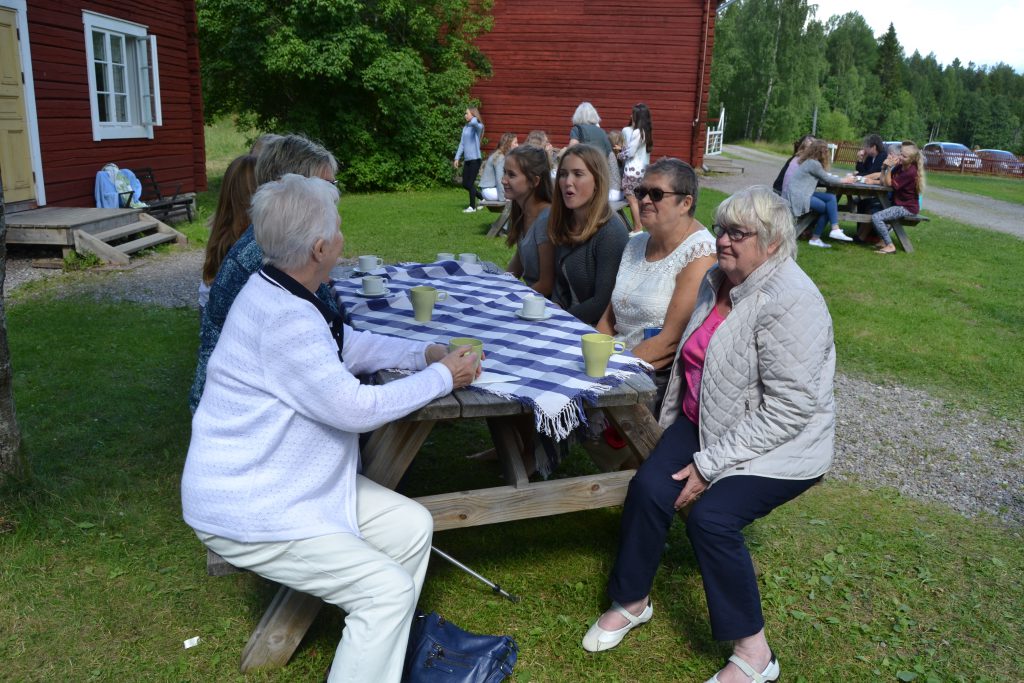 Kyrkobesökare på Sundbornsgårdens dag.