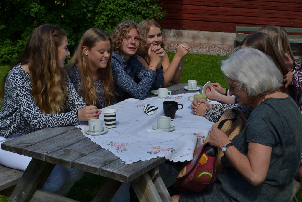 Kyrkkaffe. AL:arna Kattis, Signe, Birger och Sofia tillsammans med Ann-Christine Wiborg, konfirmandmamma från första lägret på SBG 1960