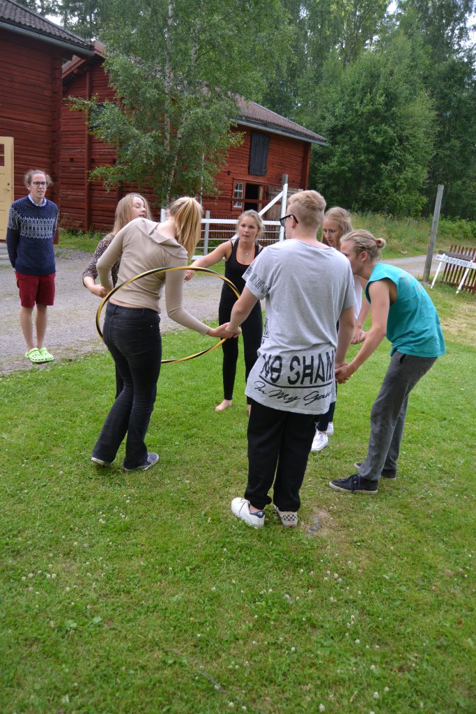 Trä rockringen runt människoringen.