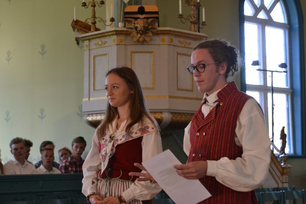 Kyrkospelsledarna Anna och Oskar presenterar årets kyrkospel. Ove blir frälst(arkrans)