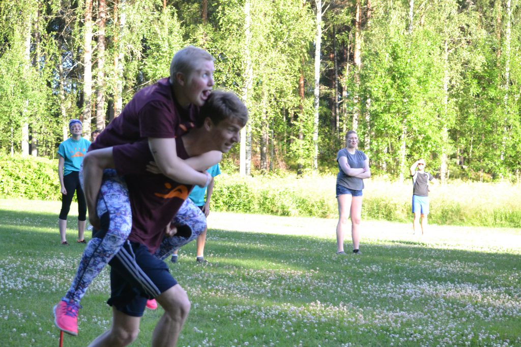 Mamma och pappa hjälps åt runt planen.