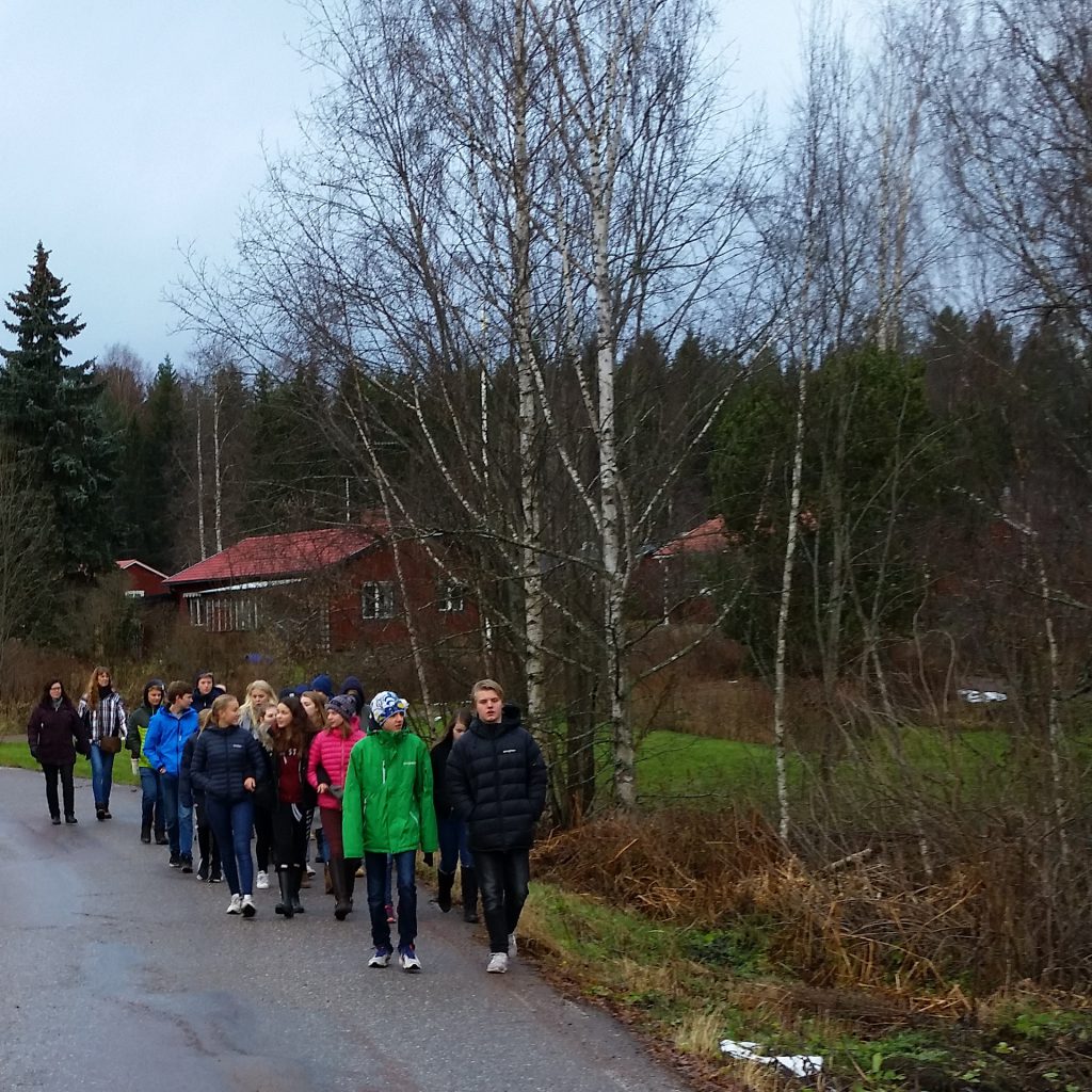 På promenad till gudstjänsten i Sundborns kyrka.