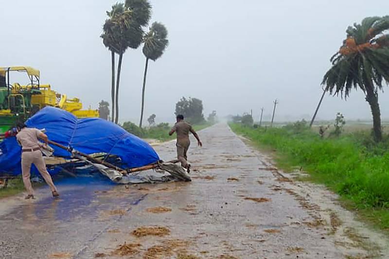Politiet samler genstande fra veje i Sundarbans