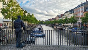 Bridge in Copenhagen with a statue of a worker looking at a channel between houses. I kind of relate to the statue with my take on diving into the Kotlin ecosystem