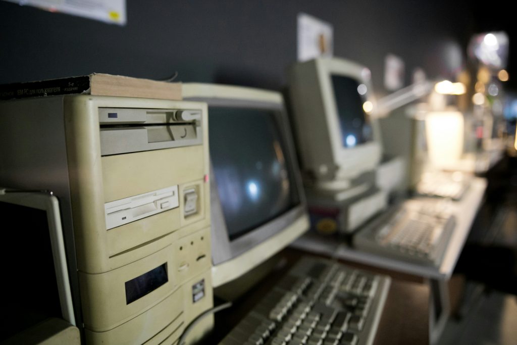 Alte Computer als Symbol für Legacy-Systeme, die modernisiert werden müssen