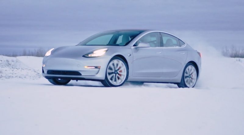 Tesla Model 3 in de sneeuw