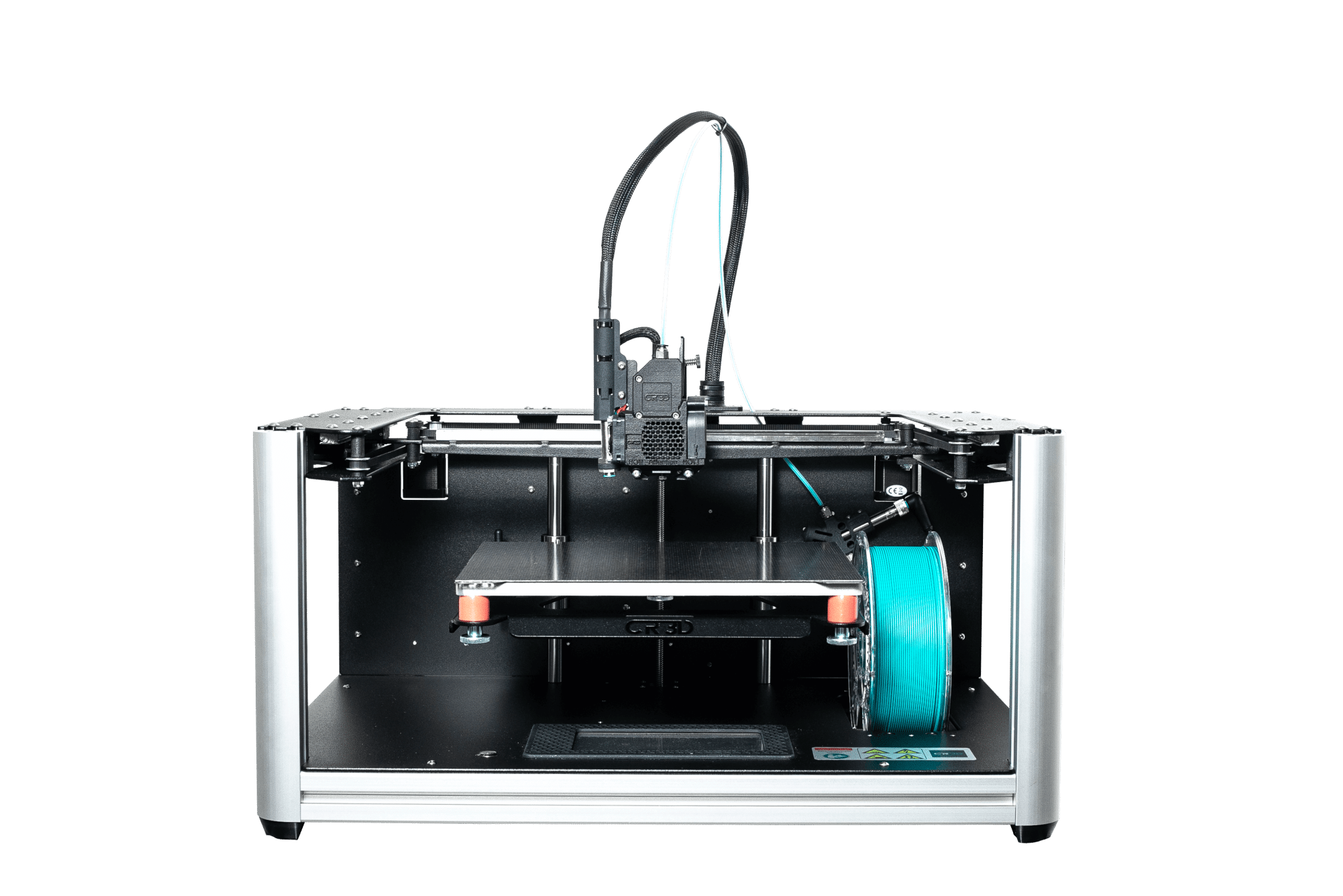 Das Bild zeigt einen offenen 3D-Drucker mit einem rechteckigen Druckbett und einem stabilen Gehäuse aus schwarzen Metall- und silbernen Aluminiumrahmen. In der Mitte ist der Druckkopf an einer Führungsschiene über der Plattform montiert. Rechts neben der Druckplattform ist eine türkisfarbene Filamentspule in einer Halterung sichtbar. Auf der Vorderseite des Druckers, direkt unter der Druckplattform, ist in großen Buchstaben 'CR 3D' in eine schwarze Platte ausgeschnitten. Das Gerät wurde freigestellt und ist auf einem transparenten Hintergrund zu sehen.