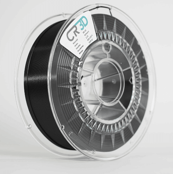 Seitliche Ansicht einer Spule mit schwarzem Filament, in einer transparenten Kunststoffverpackung.