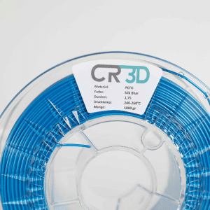 Frontalaufnahme einer Spule mit silk blauem PETG-Filament von CR3D, in einer transparenten Kunststoffverpackung. Die Etikettierung auf der Spule zeigt technische Details wie Material, Farbe, Durchmesser, Drucktemperatur und Menge.
